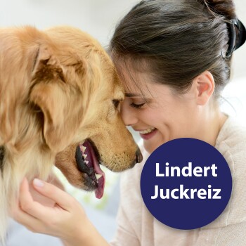 Eine Nahaufnahme des Gesichts eines Golden Retrievers neben einer Hand einer Person, mit einem Textüberlagerung, der "Lindert Juckreiz" in einem blauen Kreis anzeigt.