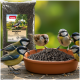 Tüte mit Aufdruck 'PANTO Sonnenblumenkerne schwarz (1 kg)' und Terrakottaschale mit schwarzen Sonnenblumenkernen, an denen kleine Vögel fressen.