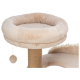 Ein plüschiger beiger Katzenbaum mit einer weichen, runden oberen Liegefläche und einem baumelnden Pom-Pom-Spielzeug, das an einem sisalumwickelten Pfosten befestigt ist.