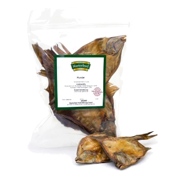 Getrocknete Flunderfisch-Leckerlis für Hunde in einer klaren Verpackung mit grünem Etikett, das Zutaten und Nährwertinformationen auflistet.