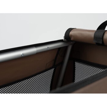 Nahaufnahme eines braunen Haustierträgers mit einem Netzseitenteil und einem stabilen Aluminiumrahmen, entworfen für den Transport von Haustieren.