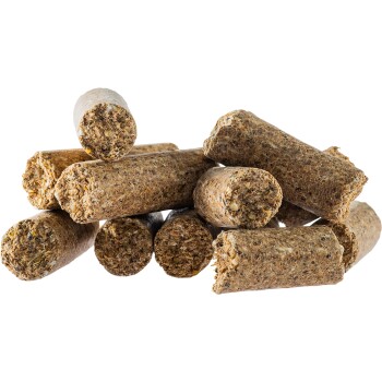 Ein Haufen zylindrischer Haustierfutterpellets, die eine strukturierte, braune Oberfläche auf einem weißen Hintergrund zeigen.