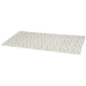 Tapis pour animaux rectangulaire en peluche crème et blanc avec motif damier présentant des empreintes de pattes et des formes d'os.