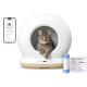 Getigerte Katze in einer weißen automatischen Katzentoilette mit Bedienfeld, Smartphone-App-Anzeige und deutschem Firmenabzeichen "Deutsches Unternehmen".