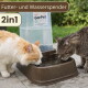 Zwei Katzen trinken aus einem braunen 2-in-1 GarPet Futter- und Wasserspender; sichtbarer Text: 'Futter- und Wasserspender' und '2in1'.