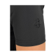 Nahaufnahme eines schwarzen Sporthemdärmels mit einem glänzenden Logodesign auf der Schulter.