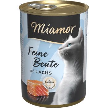 Dose Miamor-Katzenfutter mit Aufschrift 'Feine Beute mit Lachs', zeigt eine weiße Katze, ein Stück Lachs und ein '+ TAURIN'-Abzeichen.