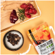 Ein glücklicher Hund sitzt in einem Wald neben einer Snackverpackung "Pure Bites" mit der Aufschrift "Hirsch" und Symbolen für hypoallergen und getreidefrei.