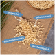 Haustierfutterpellets in einer Holzschaufel auf einem Jutesack-Hintergrund, beschriftet mit "artgerecht", "schwimmend", "mit Weizenkeimen" und "leicht verdaulich."