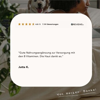 Bild eines Hundes, der neben einer Person auf einem Sofa sitzt, mit einem Bewertungsfeld mit einer Bewertung von 4,8/5 Sternen und Text, der ein B-Vitaminpräparat lobt.