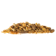 Haufen Trockenfuttermischung mit braunen Pellets und goldenen Haferflocken auf weißem Hintergrund.