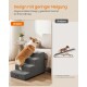 Corgi auf grauer vierstufiger Haustiertreppe mit Beschriftung 'Unsere' neben dem Sofa; rechtes Panel zeigt einen Dackel auf steiler Rampe mit Beschriftung 'Andere'