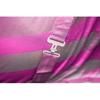 Nahaufnahme eines rosa Haustiergeschirrs mit einer silbernen Schnalle, die mit "EQUINATE" beschriftet ist, und einem gestreiften Design aus strapazierfähigem Stoff.