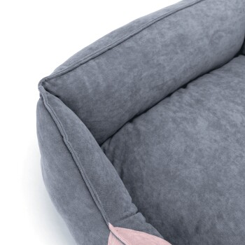 Graues, rechteckiges Plüsch-Haustierbett mit erhöhten Seiten und weichem, gepolstertem Innenraum vor weißem Hintergrund.