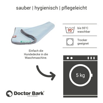 Eine gefaltete hellblaue Hundedecke mit dem Etikett "Doctor Bark," mit Text, der angibt, dass sie bis zu 95°C waschbar und trocknergeeignet ist.