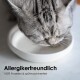 Eine Nahaufnahme einer grauen Katze, die aus einer weißen Porzellan-Schüssel frisst, mit dem Text "Allergikerfreundlich 100% Porzellan & spülmaschinenfest."