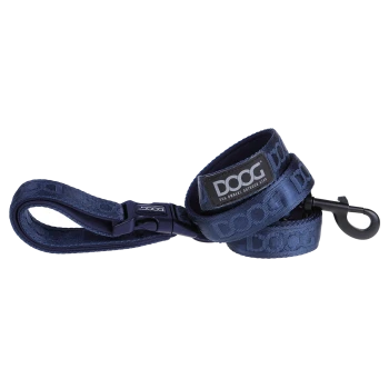 Marineblaue Hundeleine mit einem strukturierten Muster und einem schwarzen Clip, mit einem Etikett, das "DOOG - DOG OWNERS OUTDOOR GEAR" liest.