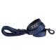Marineblaue Hundeleine mit einem strukturierten Muster und einem schwarzen Clip, mit einem Etikett, das "DOOG - DOG OWNERS OUTDOOR GEAR" liest.