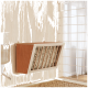 Eine Holzfütterungsstation für Haustiere, die an einer hellen Holzwand montiert ist, mit einem lamellenförmigen Design und mit Stroh gefüllt, neben einem Wasserspender.