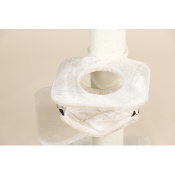 Eine plüschige, cremefarbene Katzenbaum-Hängematte mit einer runden Öffnung, die an einem strukturierten Kratzbaum befestigt ist.