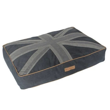 Hundebett mit einem Union Jack Design in Grau und Dunkelblau, mit einem braunen Lederetikett, auf dem 'Hygge House' steht.