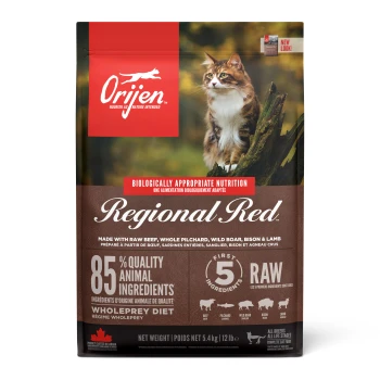 Orijen Regional Red huisdierenvoedingszak met een rood en bruin ontwerp, dat "85% kwaliteitsdierlijke ingrediënten" en "biologisch geschikte voeding" toont.