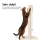 Katzenscratch-Posten, umwickelt mit robustem Papierseil, mit einem Baumwollballspielzeug, das oben befestigt ist. Text lautet "Hochwertige Materialien."