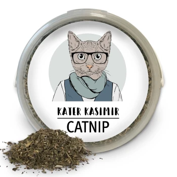 Ein klarer Behälter mit Katzenminze, mit einem Etikett, das eine illustrierte Katze mit einem Schal zeigt, beschriftet mit "KATER KASIMIR CATNIP."