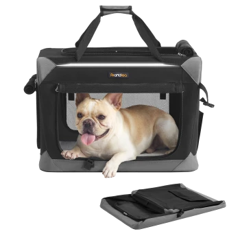 Kleiner hellbraun-weißer Französischer Bulldogge in einer schwarz-grauen, weichseitigen Transporttasche mit Netzfenster und gefalteter Tasche darunter.