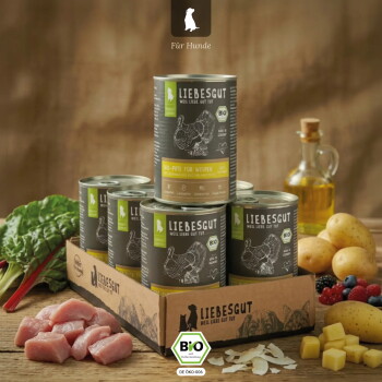 Stapel Liebesgut-Dosenfutter im Kartontray mit rohem Fleisch, Kartoffeln, Beeren und Öl; sichtbare Kennzeichnungen: 'LIEBESGUT', 'Für Hunde', 'BIO'.