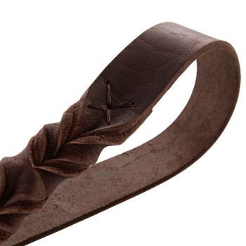 Braune geflochtene Lederhundeleine mit einem gesteppten Detail, die ihr langlebiges und stilvolles Design zeigt.