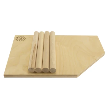 Holzspielzeugplattform für Haustiere mit vier zylindrischen Stiften, mit einem Logo in der oberen linken Ecke.