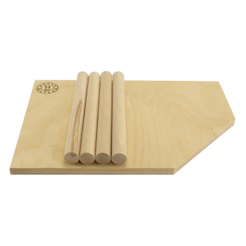 Holzspielzeugplattform für Haustiere mit vier zylindrischen Stiften, mit einem Logo in der oberen linken Ecke.