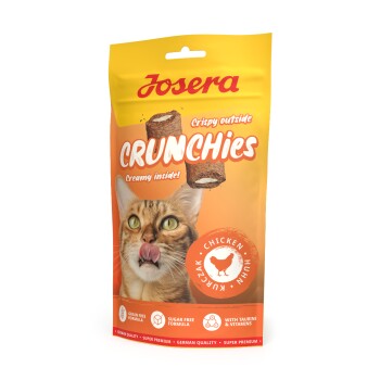 Josera Crunchies Katzenleckerlis Beutel mit einer Katze, die sich die Lippen leckt, außen knusprig, innen cremig, Hähnchengeschmack, getreide- und zuckerfrei.