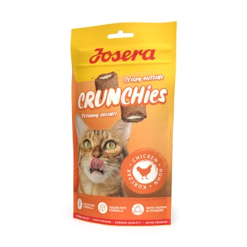 Josera Crunchies Katzenleckerlis Beutel mit einer Katze, die sich die Lippen leckt, außen knusprig, innen cremig, Hähnchengeschmack, getreide- und zuckerfrei.