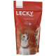 Sac de nourriture pour chien rouge étiqueté 'LECKY Strawberry Love's' présentant un chien avec un collier, et un symbole indiquant qu'il contient des vitamines.
