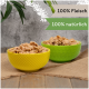 Zwei bunte Schalen mit Haustierfutter, eine gelbe und eine grüne, mit Etiketten, die '100% Fleisch' und '100% natürlich' angeben.