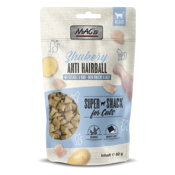 Eine verspielte silberne getigerte Katze auf Gras mit Gänseblümchen, abgebildet auf der Verpackung von blauen MAC Shakery Anti-Haarball-Leckerlis, beschriftet mit "Getreidefrei."