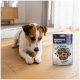 Jack Russell, der auf einem Holzfußboden an einem kleinen Leckerli kaut, neben einem Päckchen mit der Aufschrift 'PREMIERE I ♥ my dog Mini Snack 70g'.
