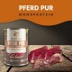 Dose Wildfang Pferd Pur Hundefutter mit rohen Pferdefleischstücken auf Holzoberfläche, mit Monoprotein gekennzeichnet.