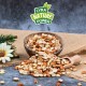 Schüssel mit gemischten Nüssen auf Jute, mit einigen Nüssen, die herausgefallen sind, begleitet von einem Holzlöffel und einer Blume, mit dem Logo "LYRA NATURE POWER".
