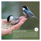 Eine Hand, die Vogelfutter hält, mit zwei kleinen Vögeln, die darauf sitzen, begleitet von Text über die Bedeutung der Vogelfütterung.