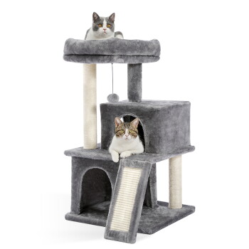 Zwei Katzen liegen auf einem mehrstufigen grauen Kratzbaum mit Kratzpfosten und einer hängenden Spielzeugkugel.