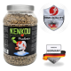 Kenkou Koi-Futter in einem klaren Glasbehälter, mit einem Cartoon-Koi-Fisch auf dem Etikett, mit 'Hochwertig' und 'Made in Germany'-Abzeichen.