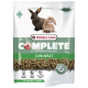 Een zak Versele-Laga Complete Cuni Adult konijnenvoer, met twee konijnen en hoogtepunten zoals "All-in-One Nutrition" en "High Fibre."