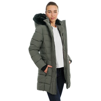 Ein Modell trägt eine stilvolle, olivgrüne Daunenjacke mit einer mit Fell gefütterten Kapuze, kombiniert mit einem weißen Hemd und schwarzen Hosen.