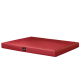 Rotes rechteckiges Hundebett mit glatter Oberfläche und einem kleinen schwarzen Logoetikett an der Seite.