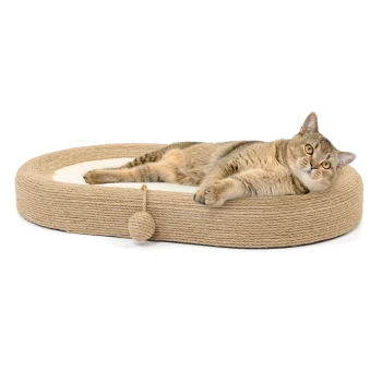 Eine entspannte Katze, die auf einem gemütlichen, ovalen Katzenbett aus natürlichem Seil liegt, mit einem verspielten Ball, der an der Seite befestigt ist.