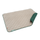 Eine beige Haustiermatte mit einer gepolsterten Textur und einem grünen Rand, die an einer Ecke teilweise aufgerollt ist und ein Etikett mit "Doctor Bark" trägt.