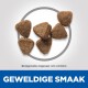 Afbeelding van zes driehoekige huisdierenvoedselbrokjes, met een maatindicatie van ongeveer 4,5 x 8,5 mm, en de tekst "Geweldige Smaak" onderaan.